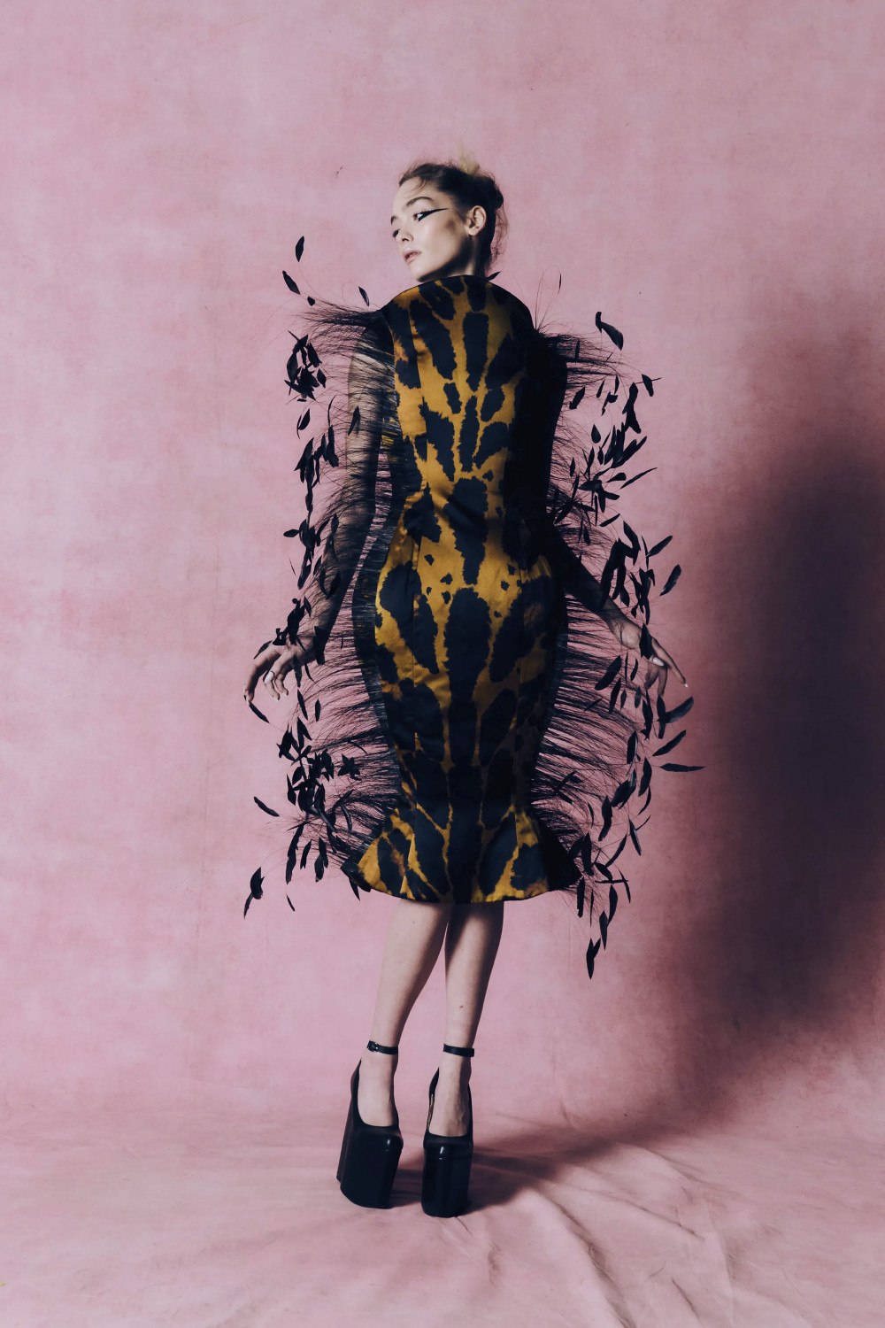 Harris Reed FW26: romanticismo no binario con gran volumen