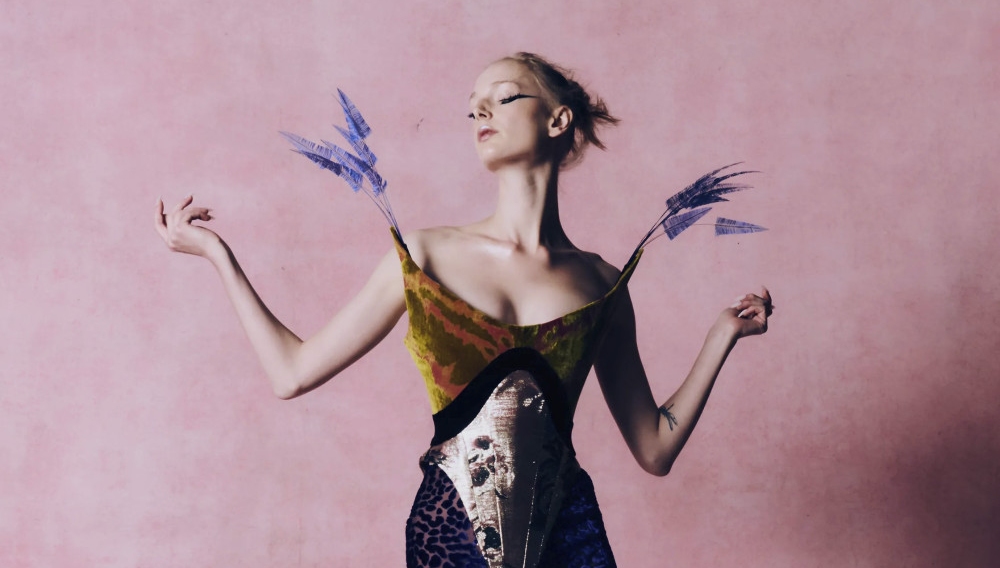 Harris Reed FW26: romanticismo no binario con gran volumen