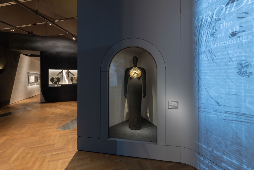 Londres se viste de Schiaparelli y de su universo creativo