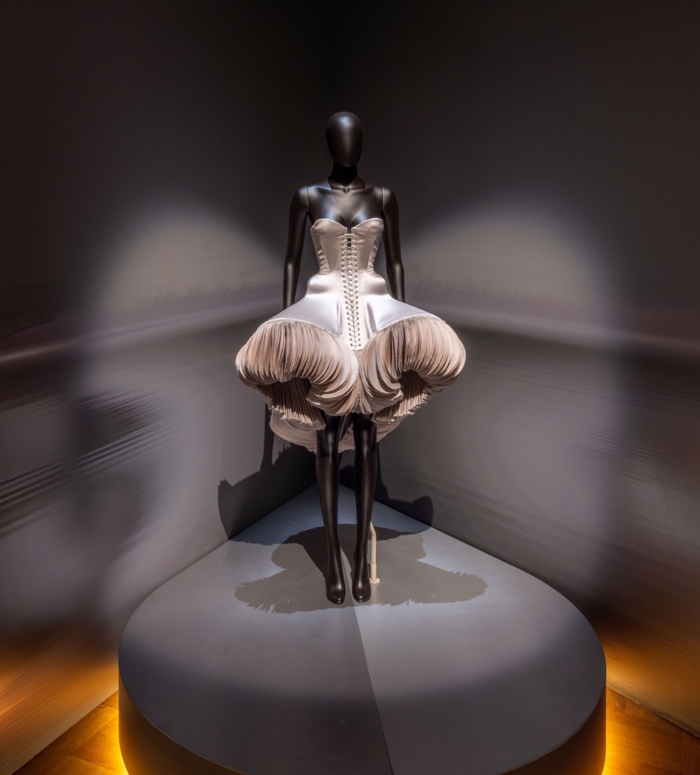 Londres se viste de Schiaparelli y de su universo creativo
