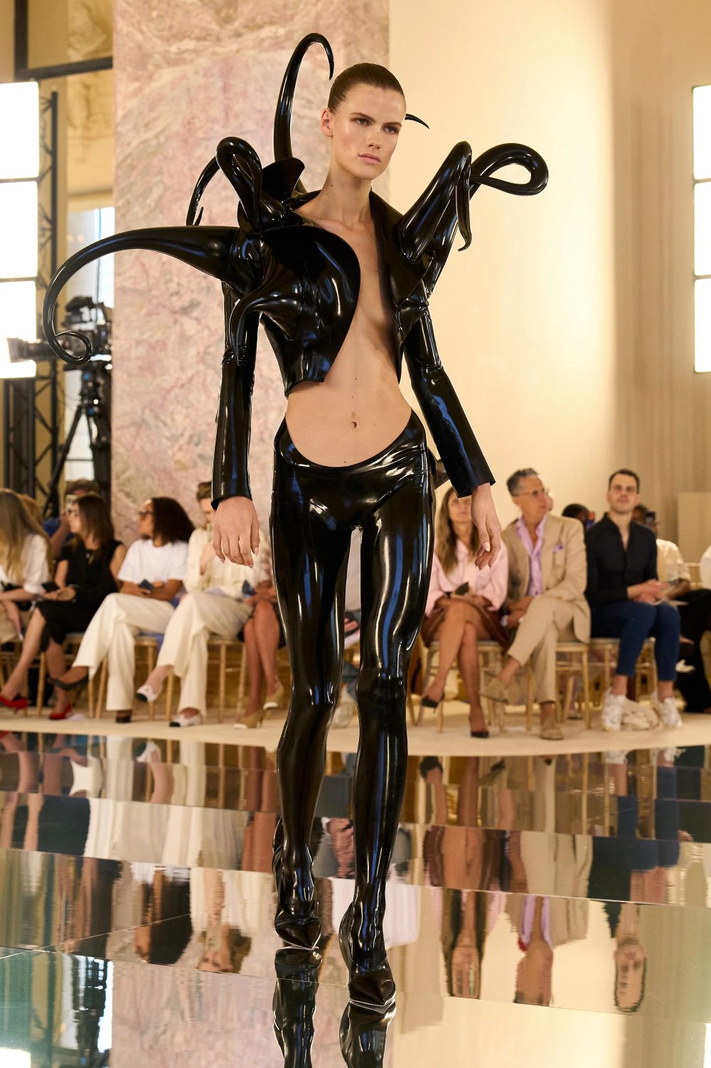 Londres se viste de Schiaparelli y de su universo creativo