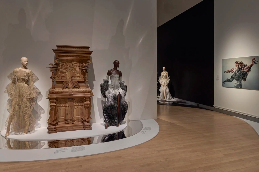 Iris van Herpen lleva la naturaleza al futuro en Nueva York