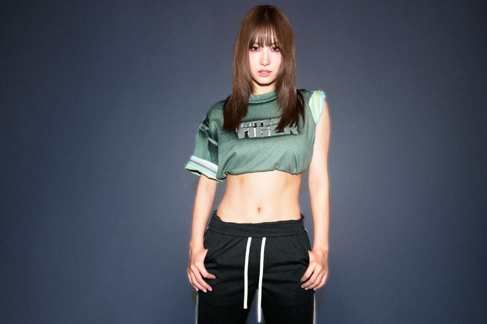 Momo estrena el nuevo denim de Onitsuka Tiger para FW26