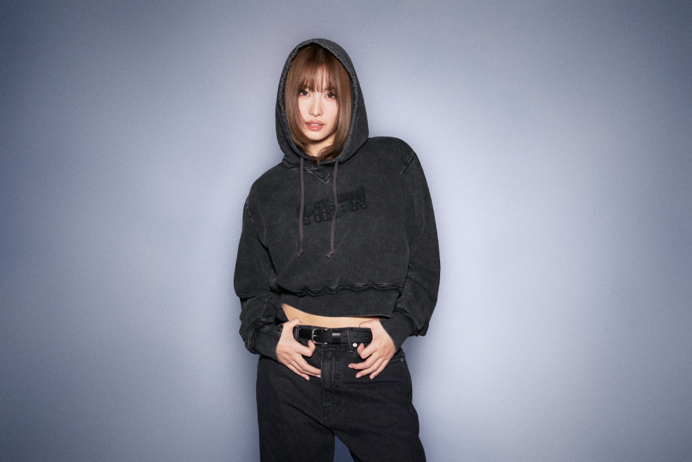 Momo estrena el nuevo denim de Onitsuka Tiger para FW26