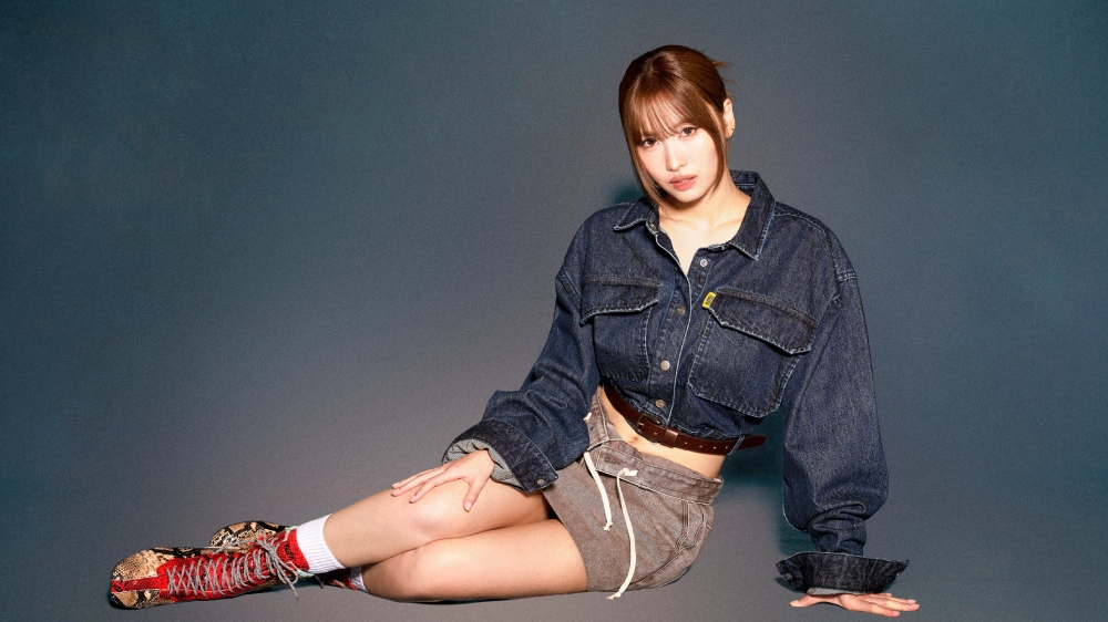 Momo estrena el nuevo denim de Onitsuka Tiger para FW26