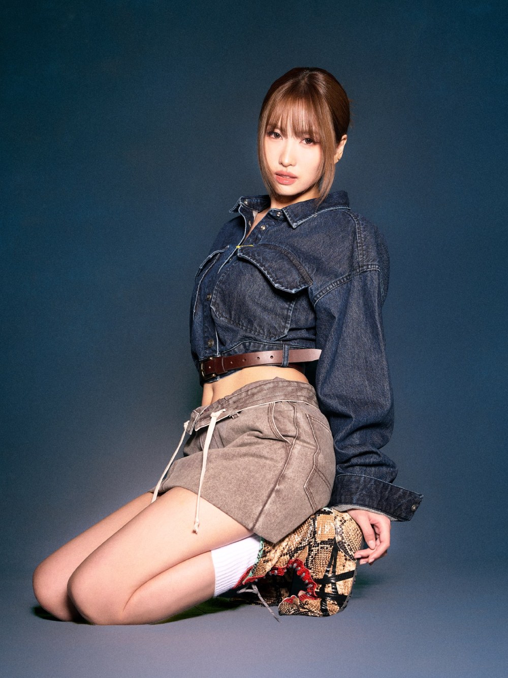 Momo estrena el nuevo denim de Onitsuka Tiger para FW26