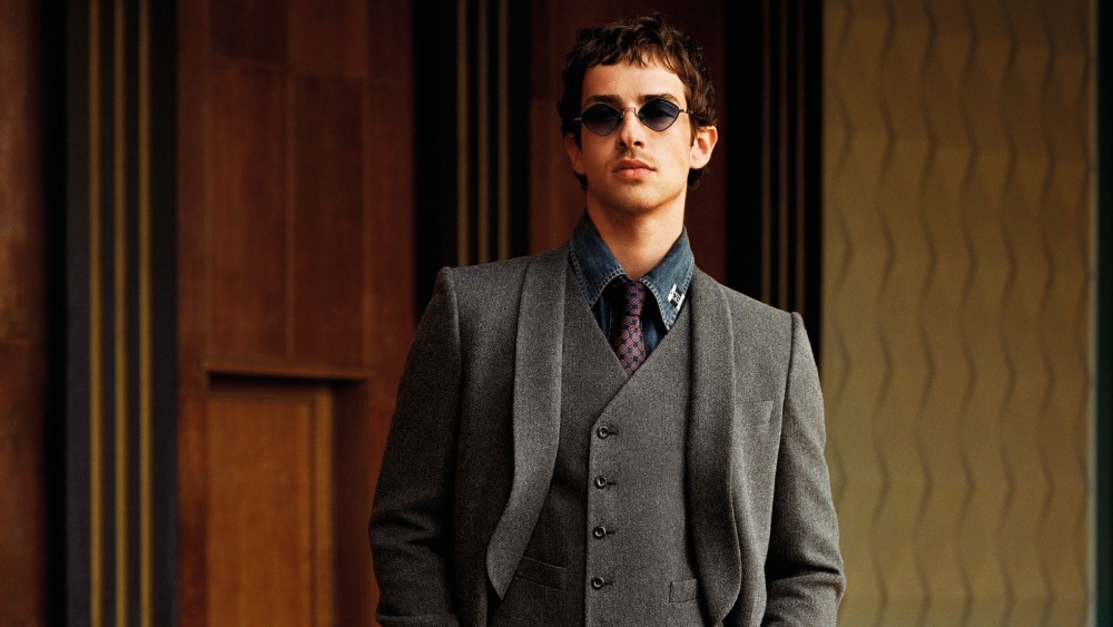 Manu Ríos encarna la elegancia atemporal de Emporio Armani