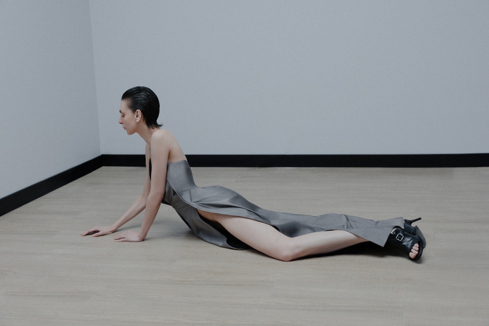 Lezo explora el cuerpo femenino desde la moda y el metal