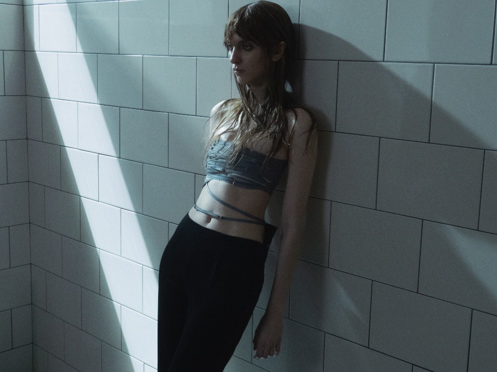 Lezo explora el cuerpo femenino desde la moda y el metal