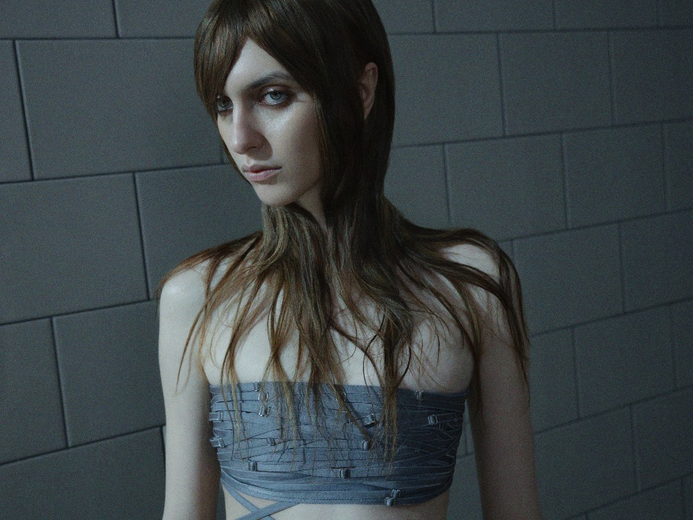Lezo explora el cuerpo femenino desde la moda y el metal