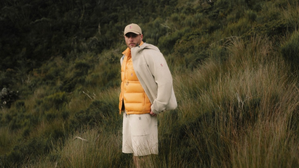 Moncler le da un giro gorp core a los Wallabee de Clarks