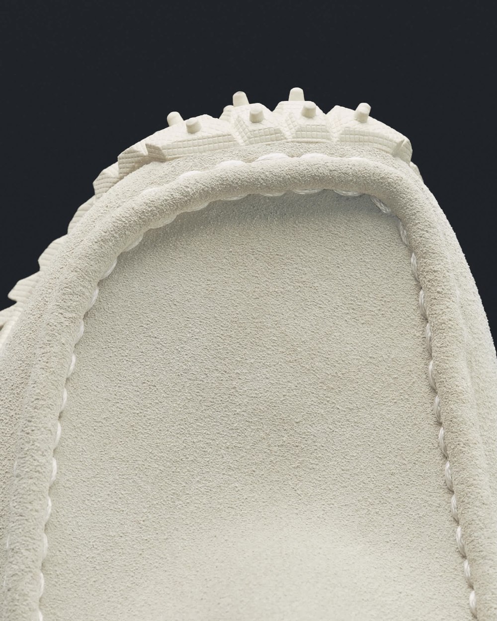 Moncler le da un giro gorp core a los Wallabee de Clarks