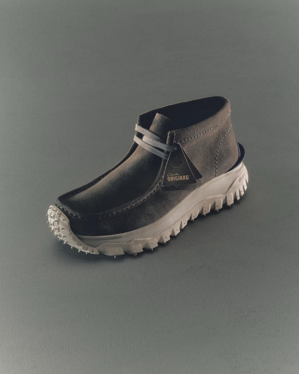 Moncler le da un giro gorp core a los Wallabee de Clarks