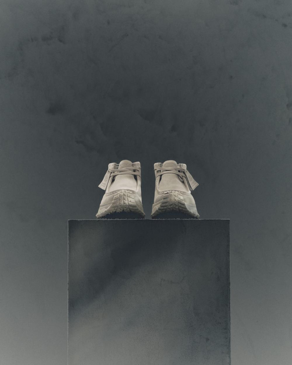 Moncler le da un giro gorp core a los Wallabee de Clarks