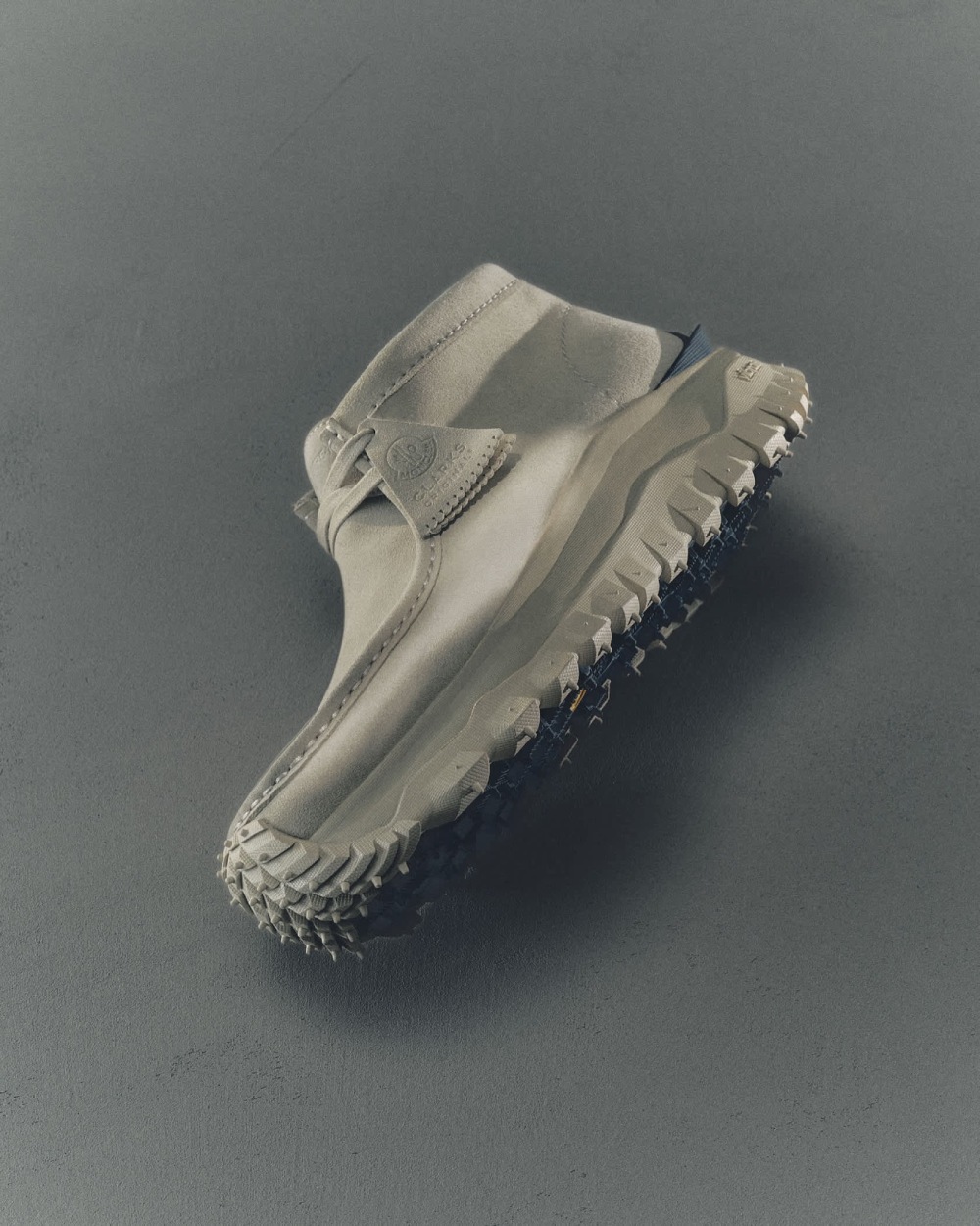 Moncler le da un giro gorp core a los Wallabee de Clarks
