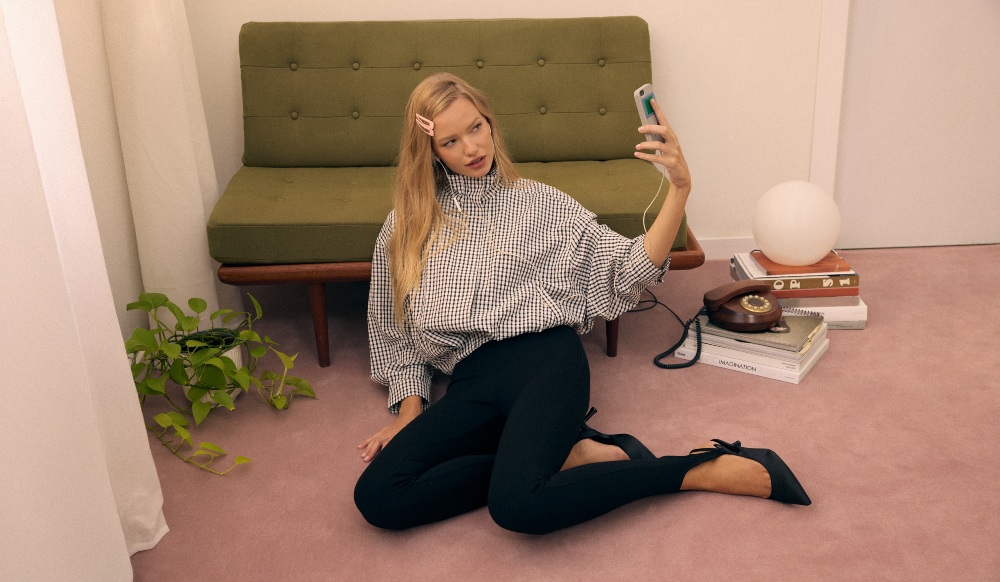Stradivarius firma el uniforme de septiembre con contrastes