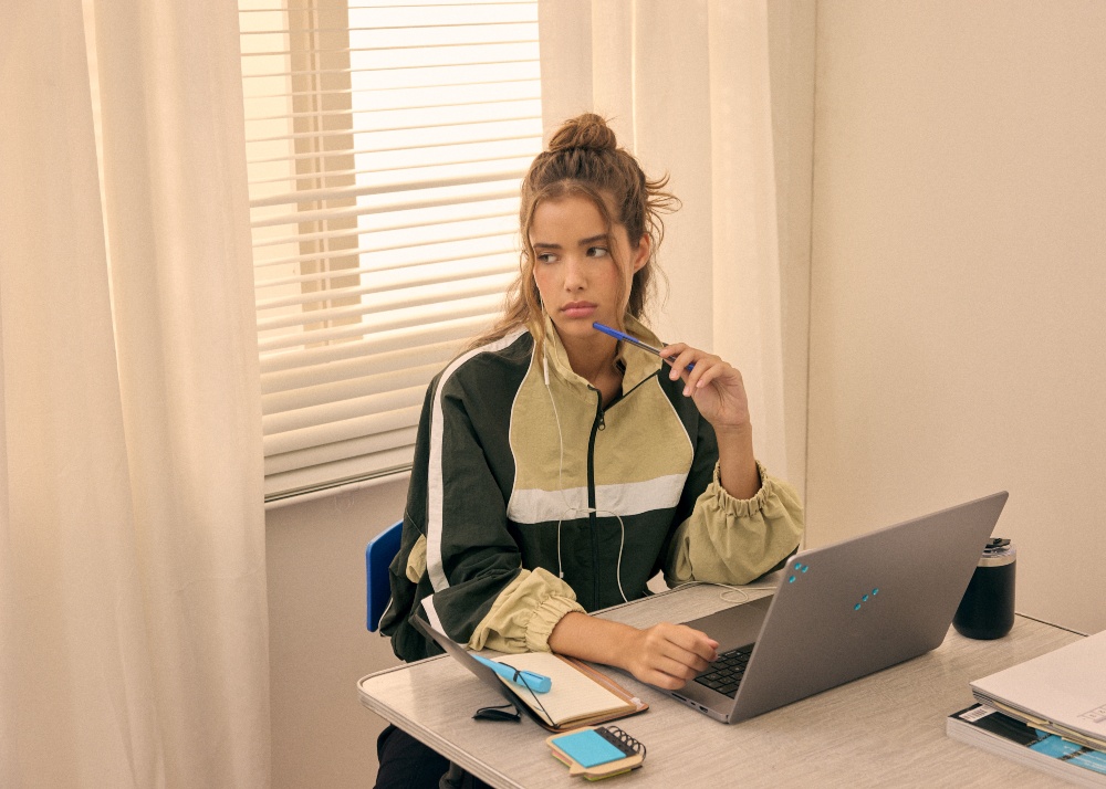 Stradivarius firma el uniforme de septiembre con contrastes