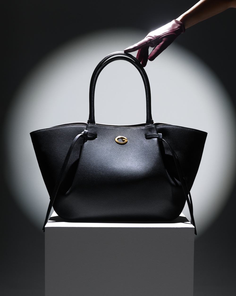 Allegra, el bolso de Guess inspirado en los coches vintage