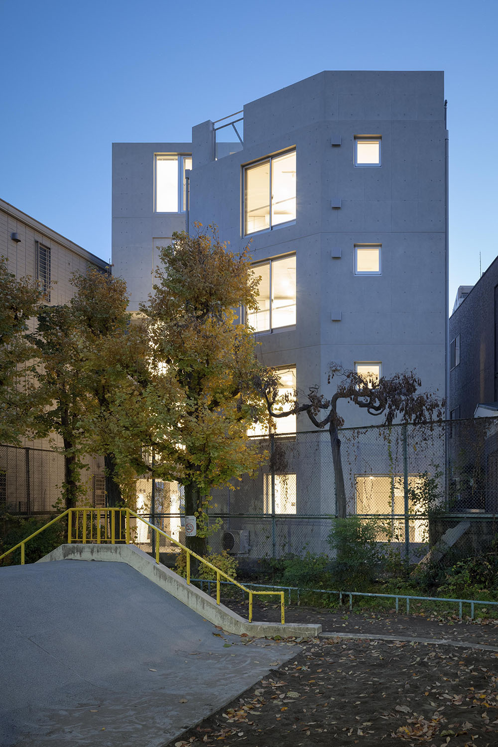 Ryuichi Sasaki Architecture y su edificio trapezoidal