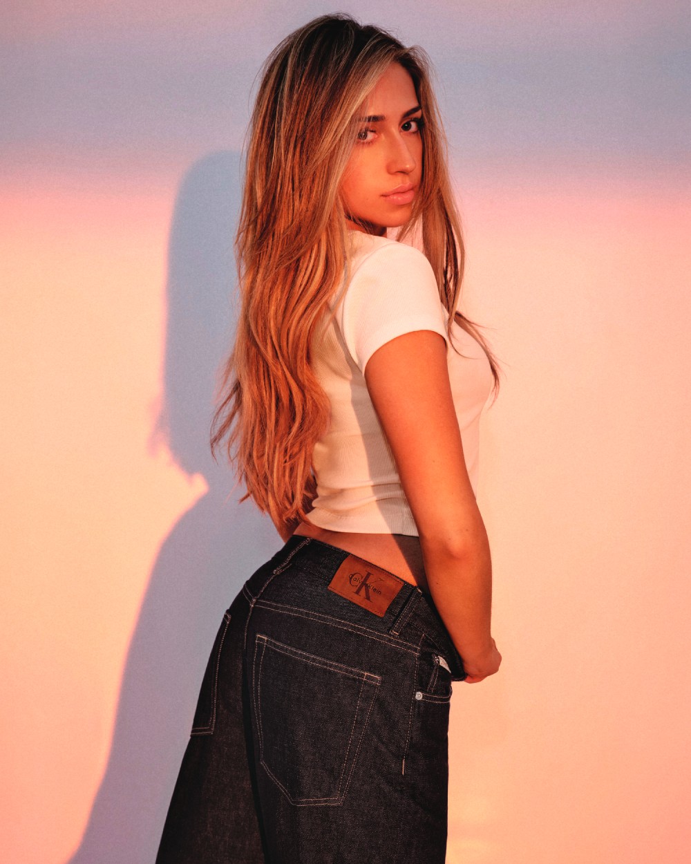 Tate McRae desafía el denim de Calvin Klein con su baile