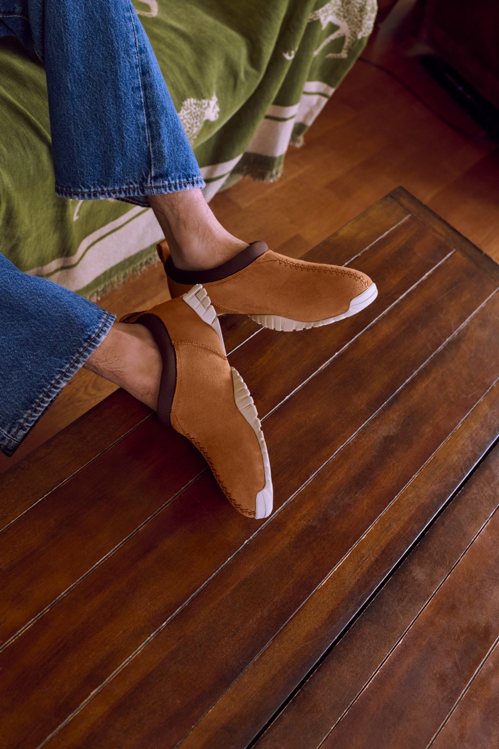 UGG adapta sus zuecos Tasman a la tendencia torpedo