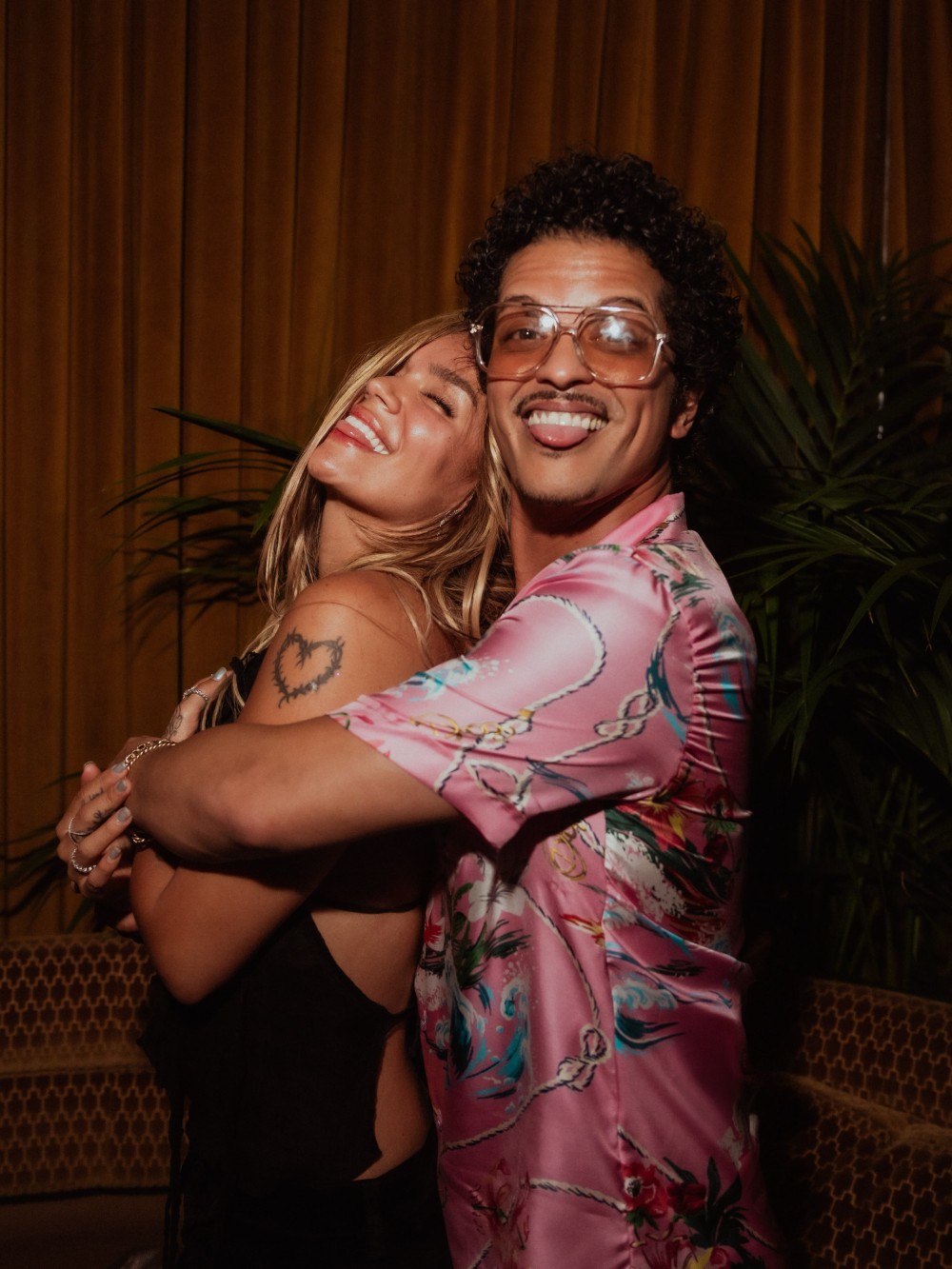 Karol G y Bruno Mars publican su primer videoclip juntos
