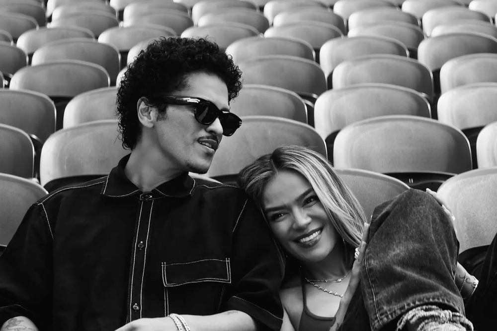 Karol G y Bruno Mars publican su primer videoclip juntos