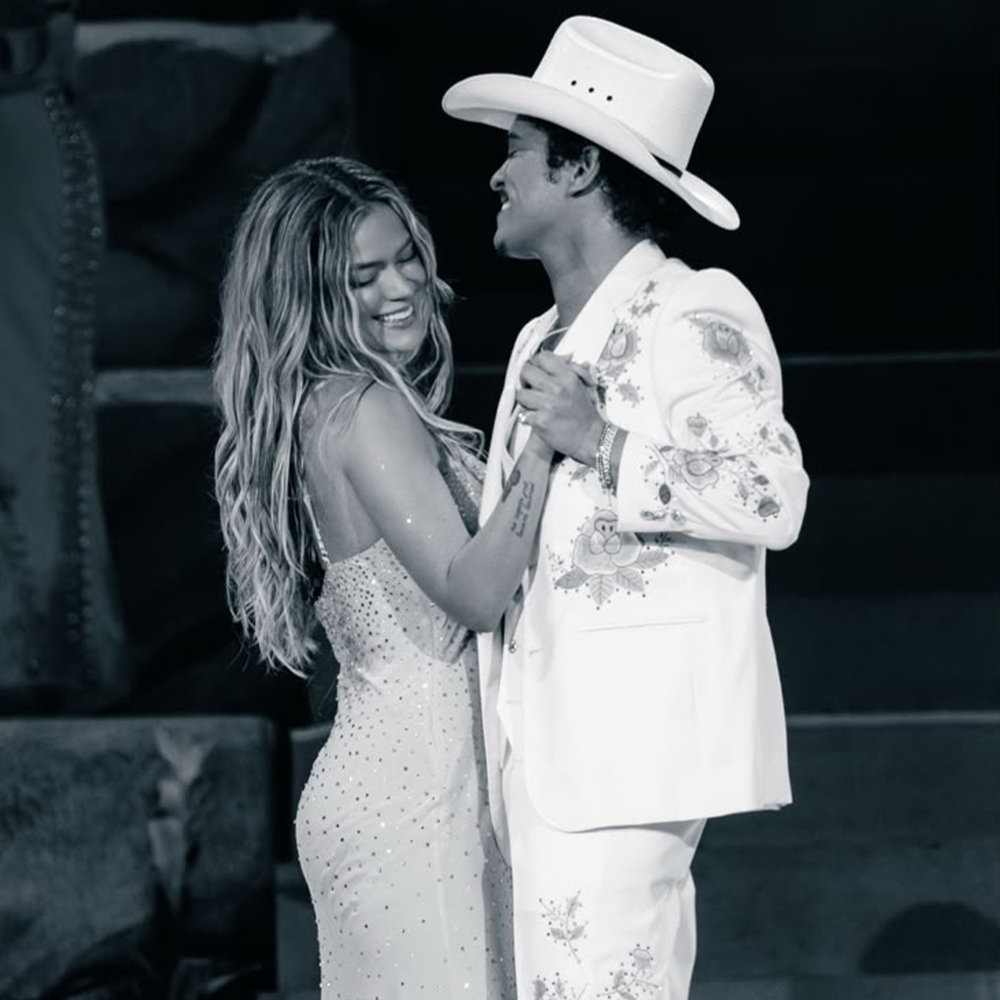 Karol G y Bruno Mars publican su primer videoclip juntos