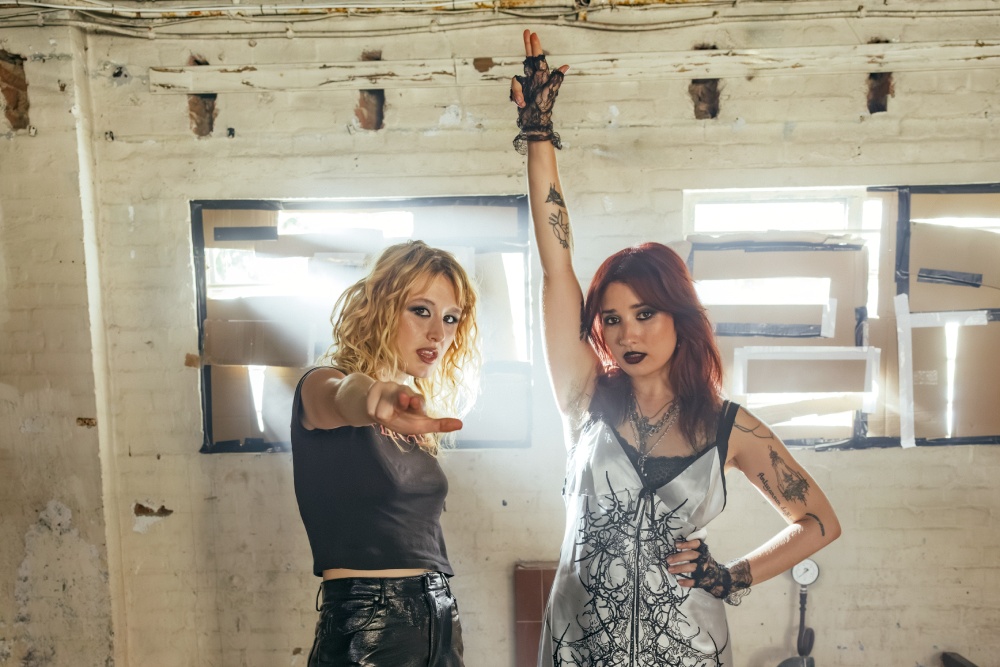 Lambrini Girls son tus dos nuevas mejores amigas del punk