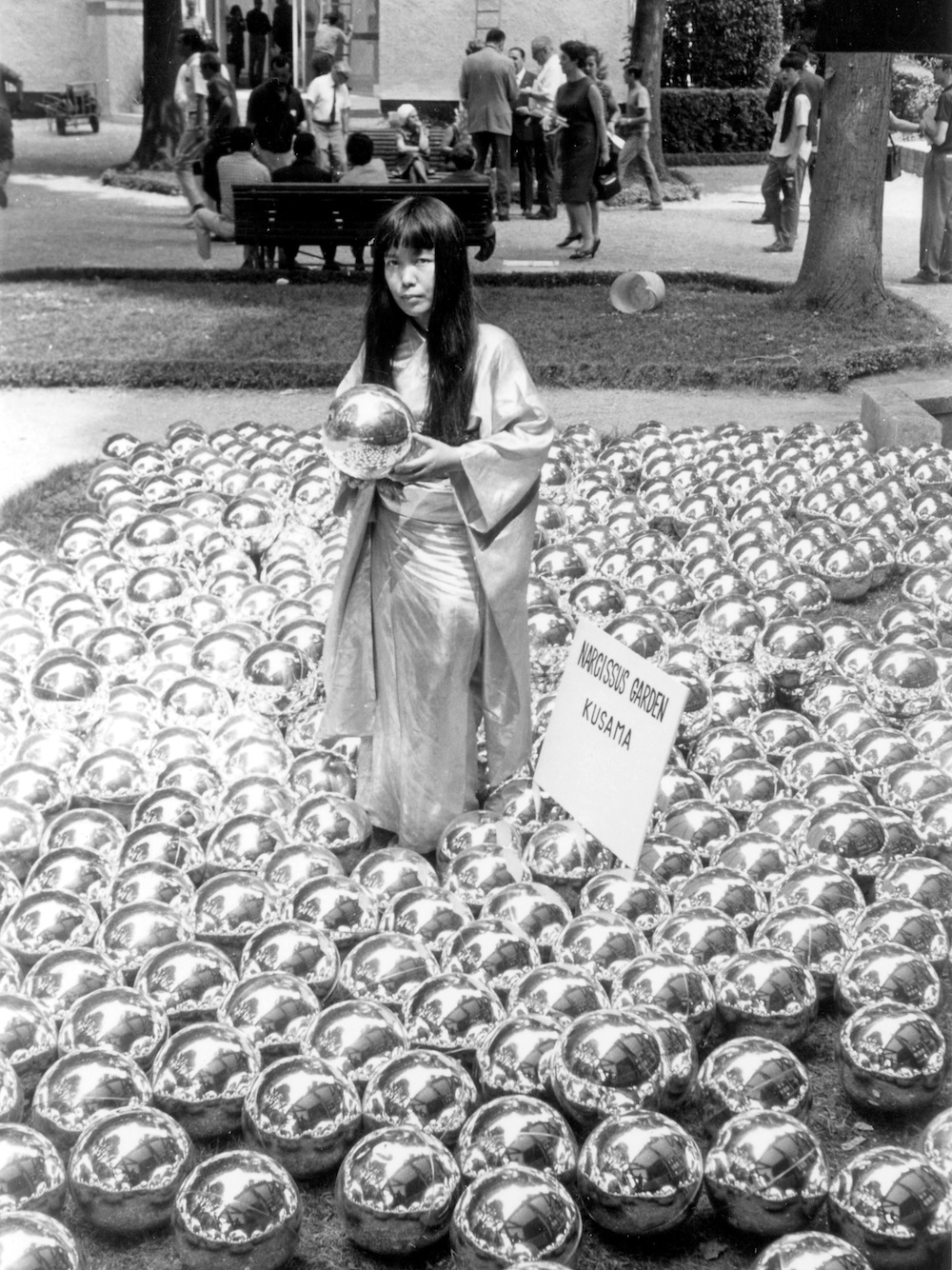 Yayoi Kusama 1929–2026. Seis momentos de una artista ∞