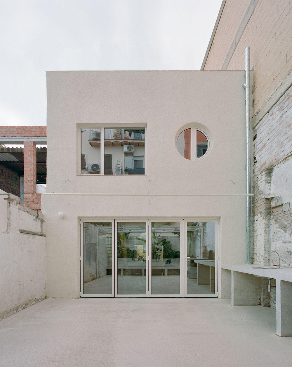 La austeridad luminosa de Aramé Studio en Villa Victoria