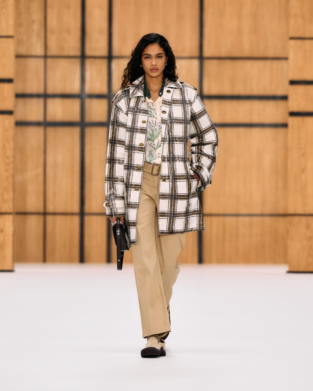 Burberry SS27 vuelve a su esencia utilitaria y campestre