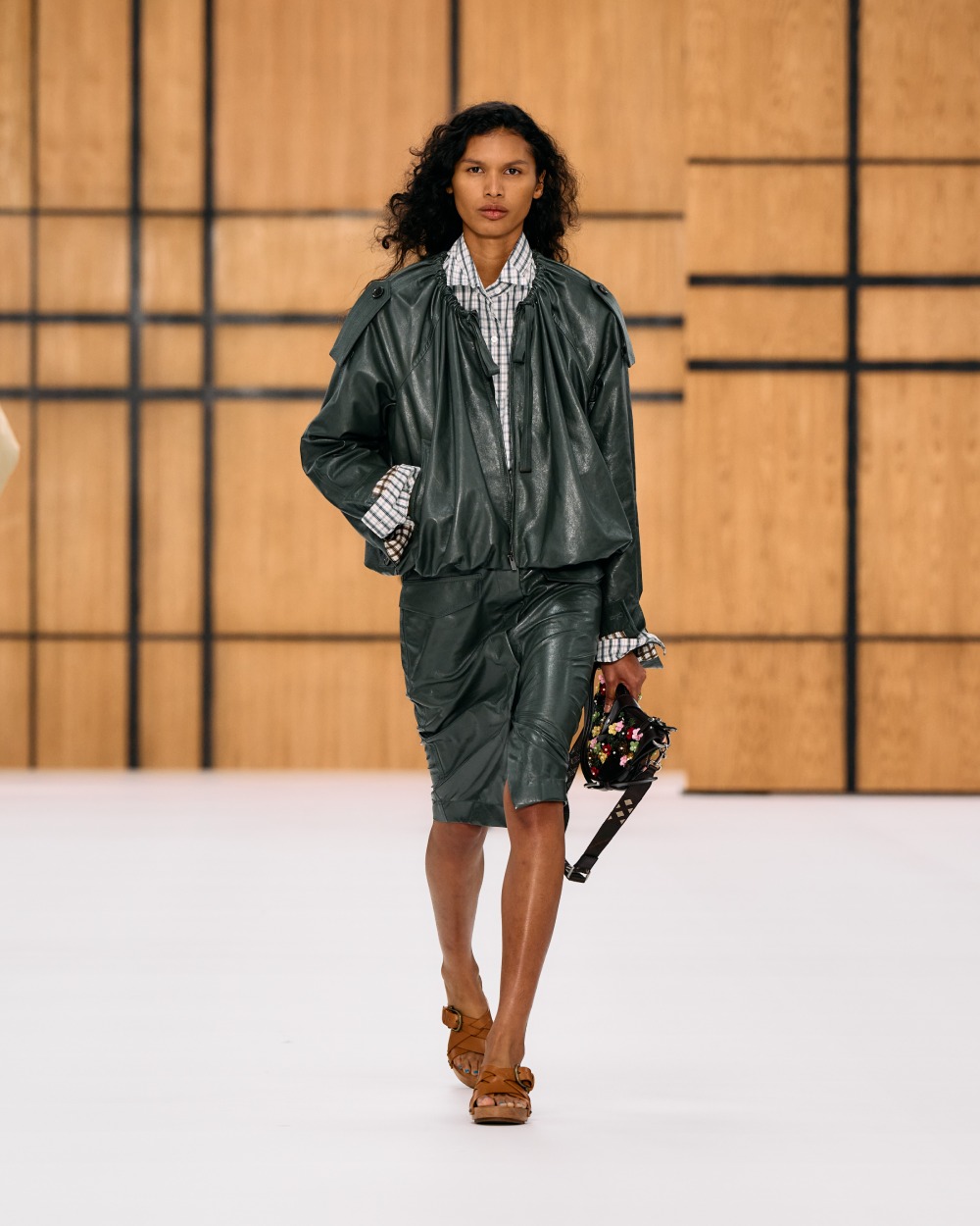 Burberry SS27 vuelve a su esencia utilitaria y campestre
