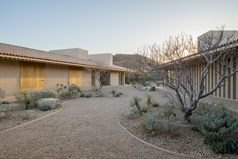 Casa en Palmilla: cuatro piezas reunidas por el paisaje