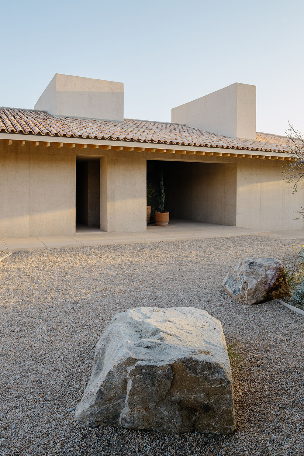 Casa en Palmilla: cuatro piezas reunidas por el paisaje