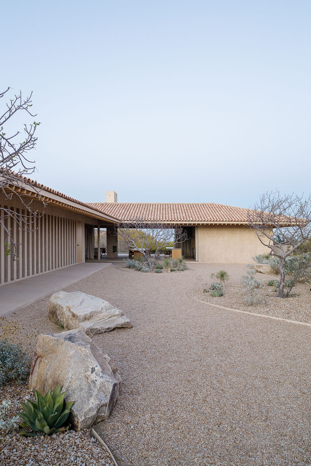 Casa en Palmilla: cuatro piezas reunidas por el paisaje