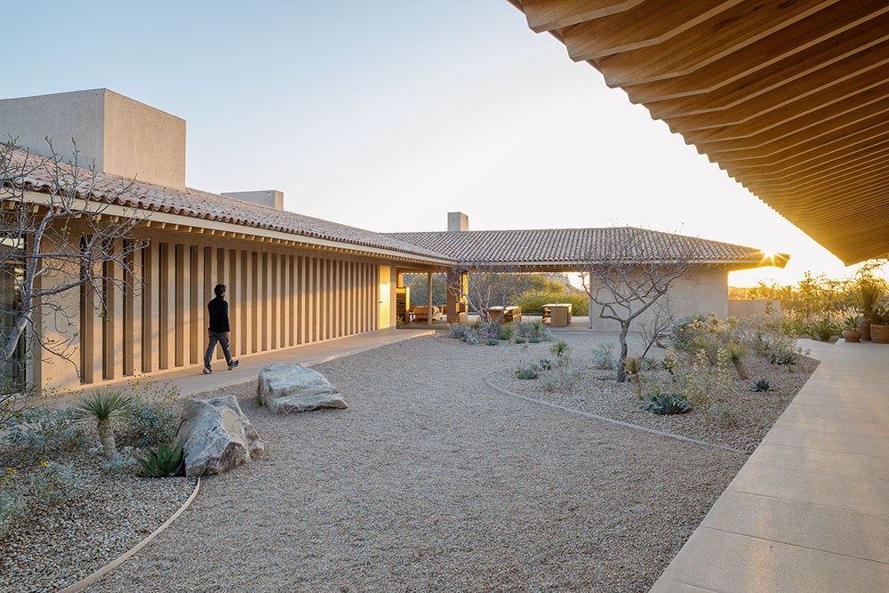 Casa en Palmilla: cuatro piezas reunidas por el paisaje