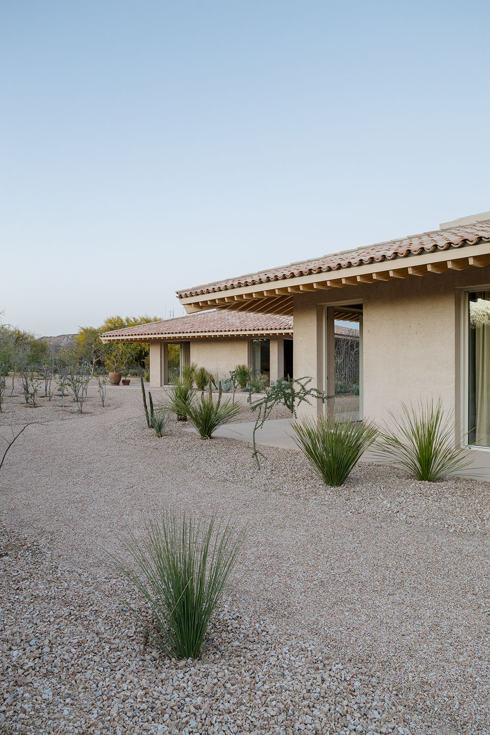 Casa en Palmilla: cuatro piezas reunidas por el paisaje