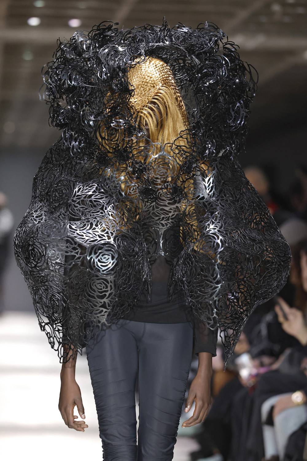 Noir Kei Ninomiya FW26: florece en la oscuridad con técnica