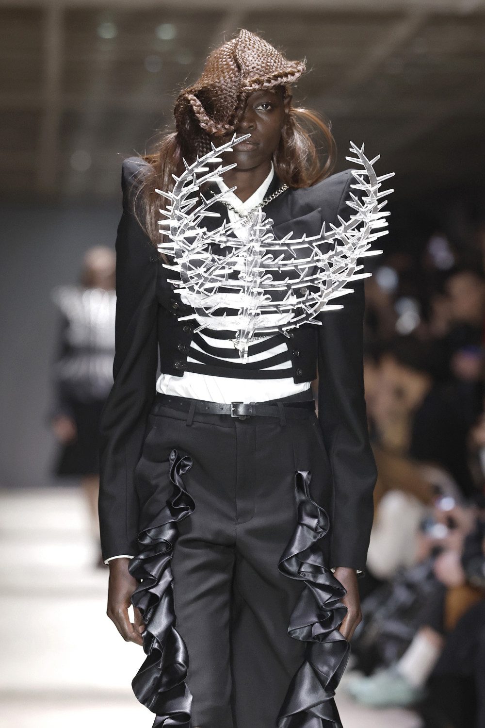 Noir Kei Ninomiya FW26: florece en la oscuridad con técnica