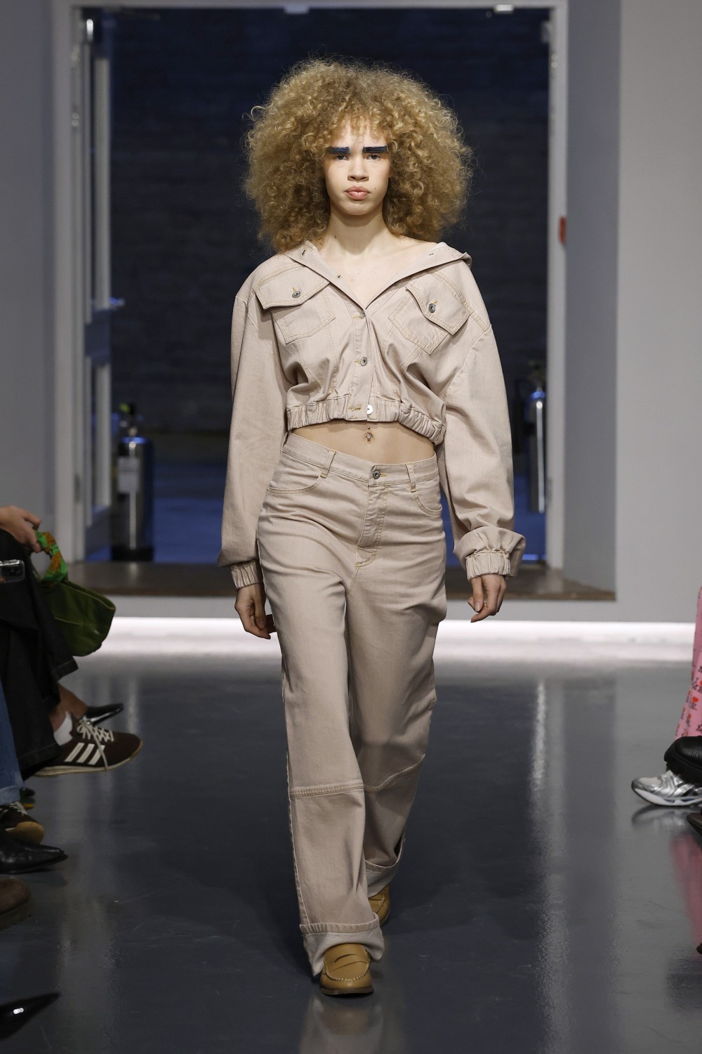 Ksenia Schnaider FW26: cuando el denim rompe las reglas