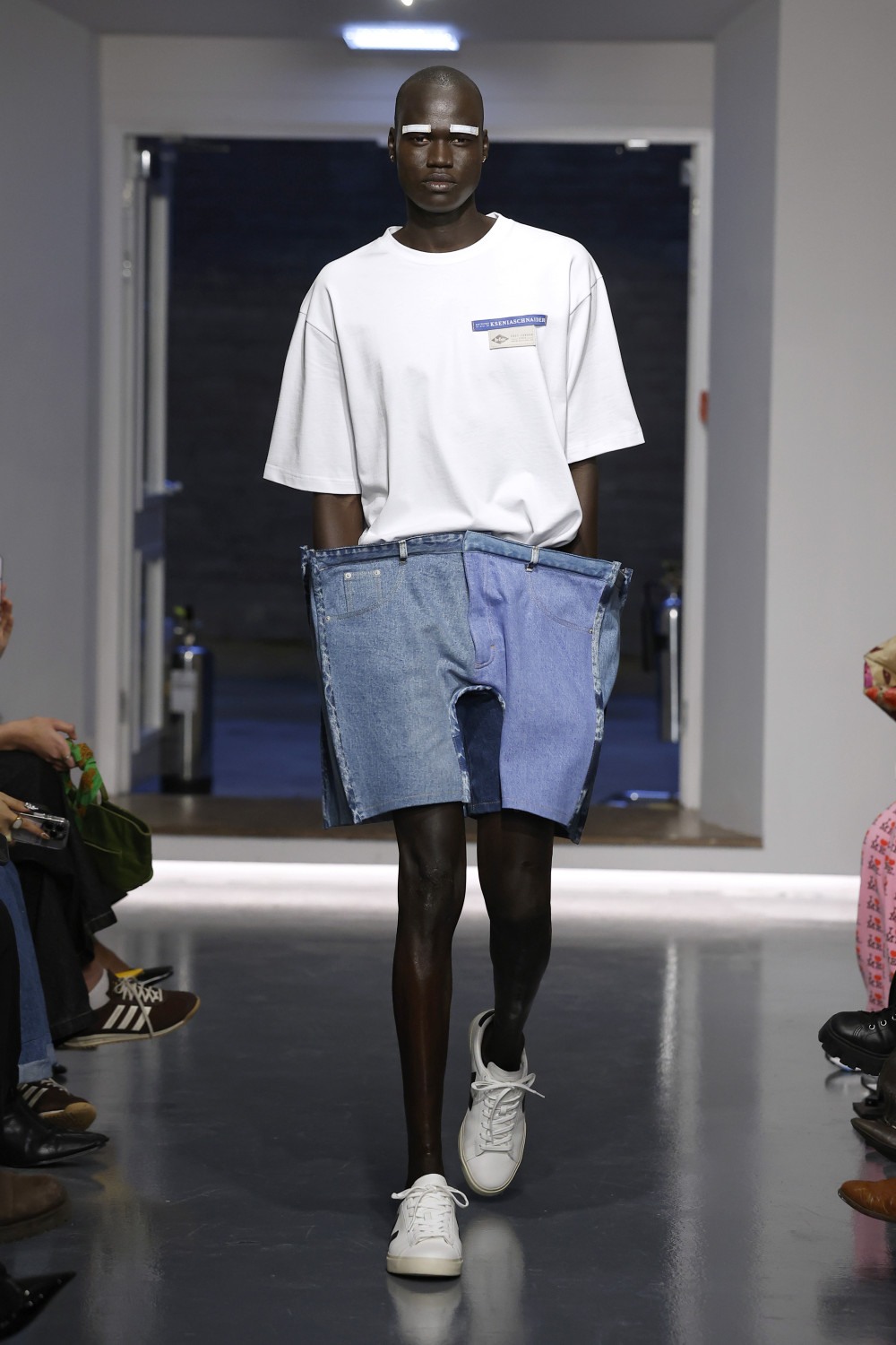 Ksenia Schnaider FW26: cuando el denim rompe las reglas