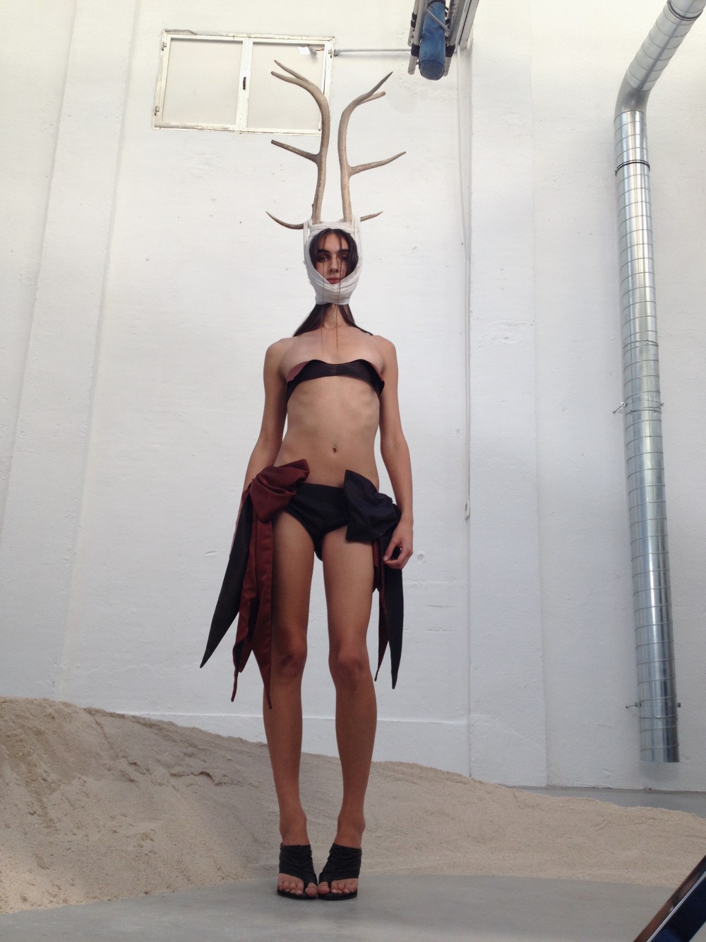 Moraïs SS27: una autobiografía de looks con seda y gasas