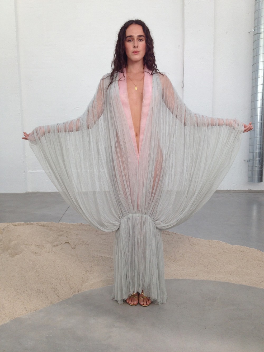 Moraïs SS27: una autobiografía de looks con seda y gasas