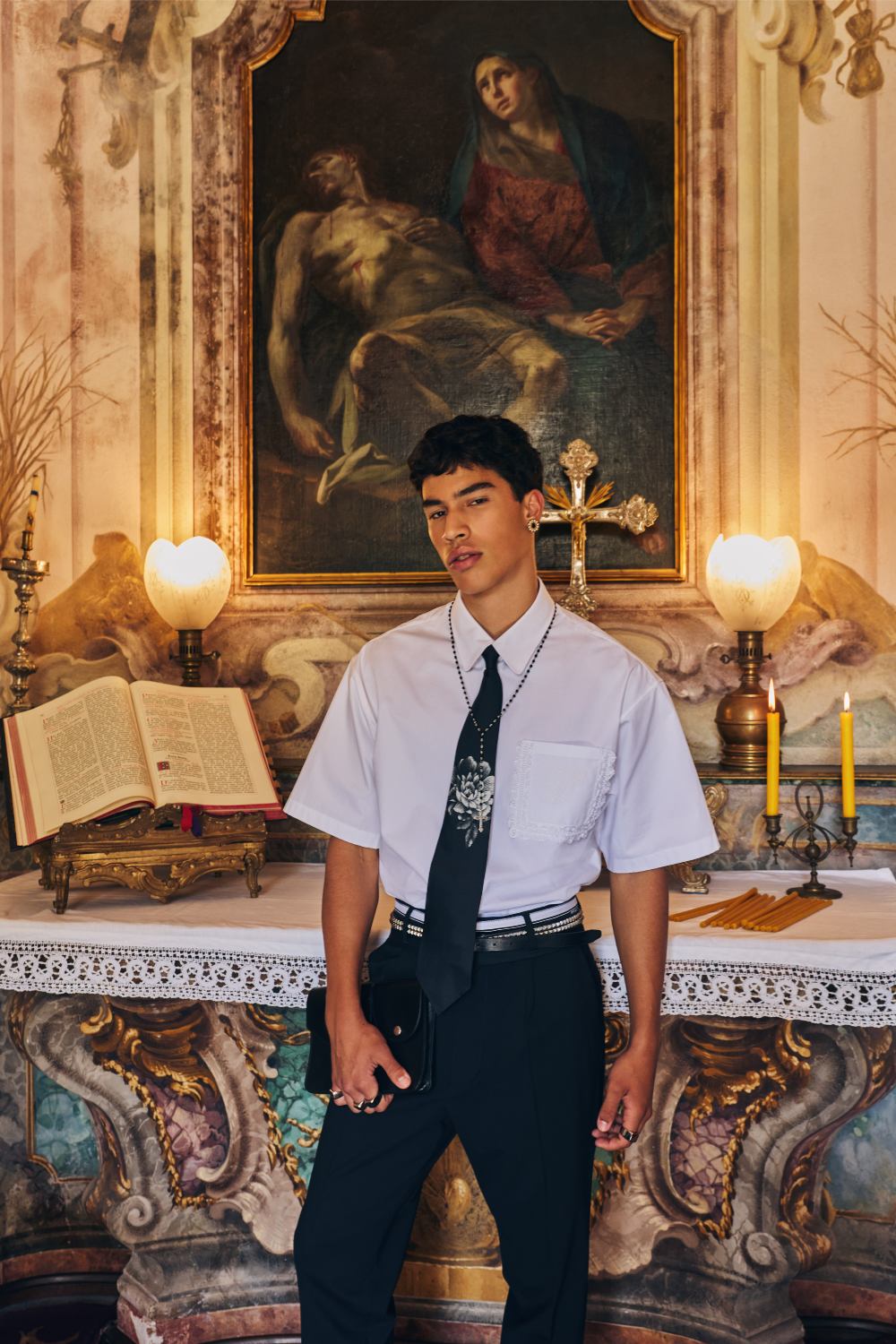 Dsquared2 SS27: la nueva masculinidad usa rosarios y cruces