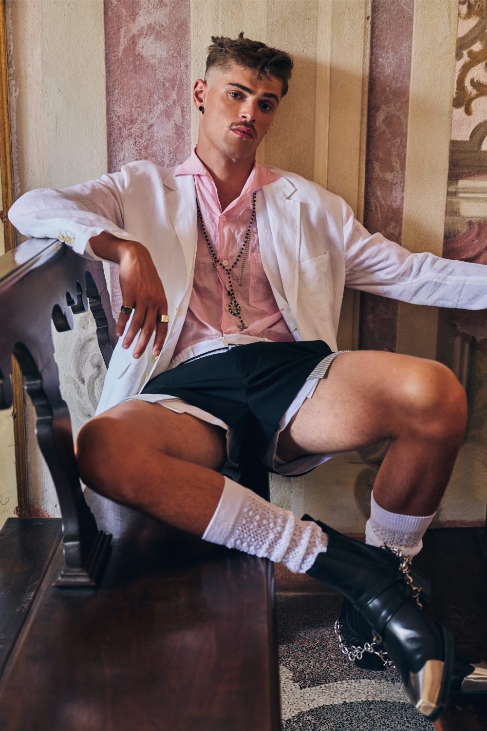 Dsquared2 SS27: la nueva masculinidad usa rosarios y cruces