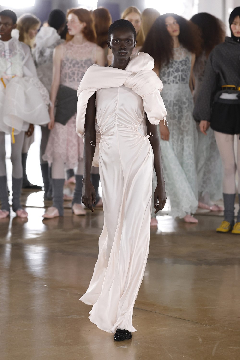 Cecilie Bahnsen FW26: bailarinas deportivas y románticas