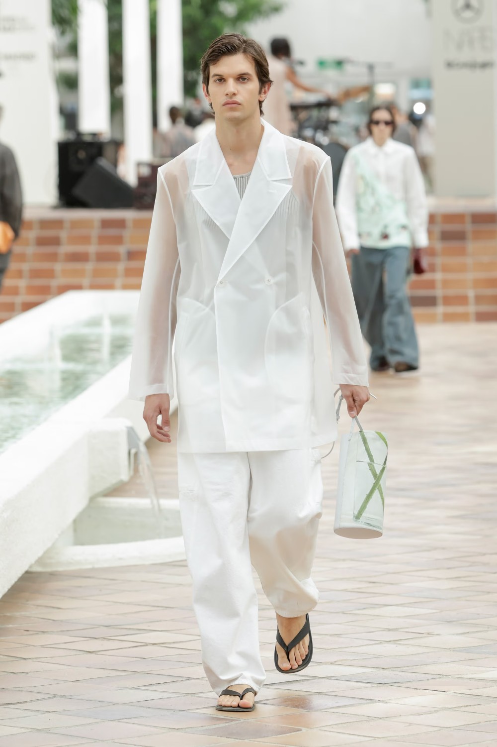 Adolfo Domínguez SS27: donde nace el color con moda ligera