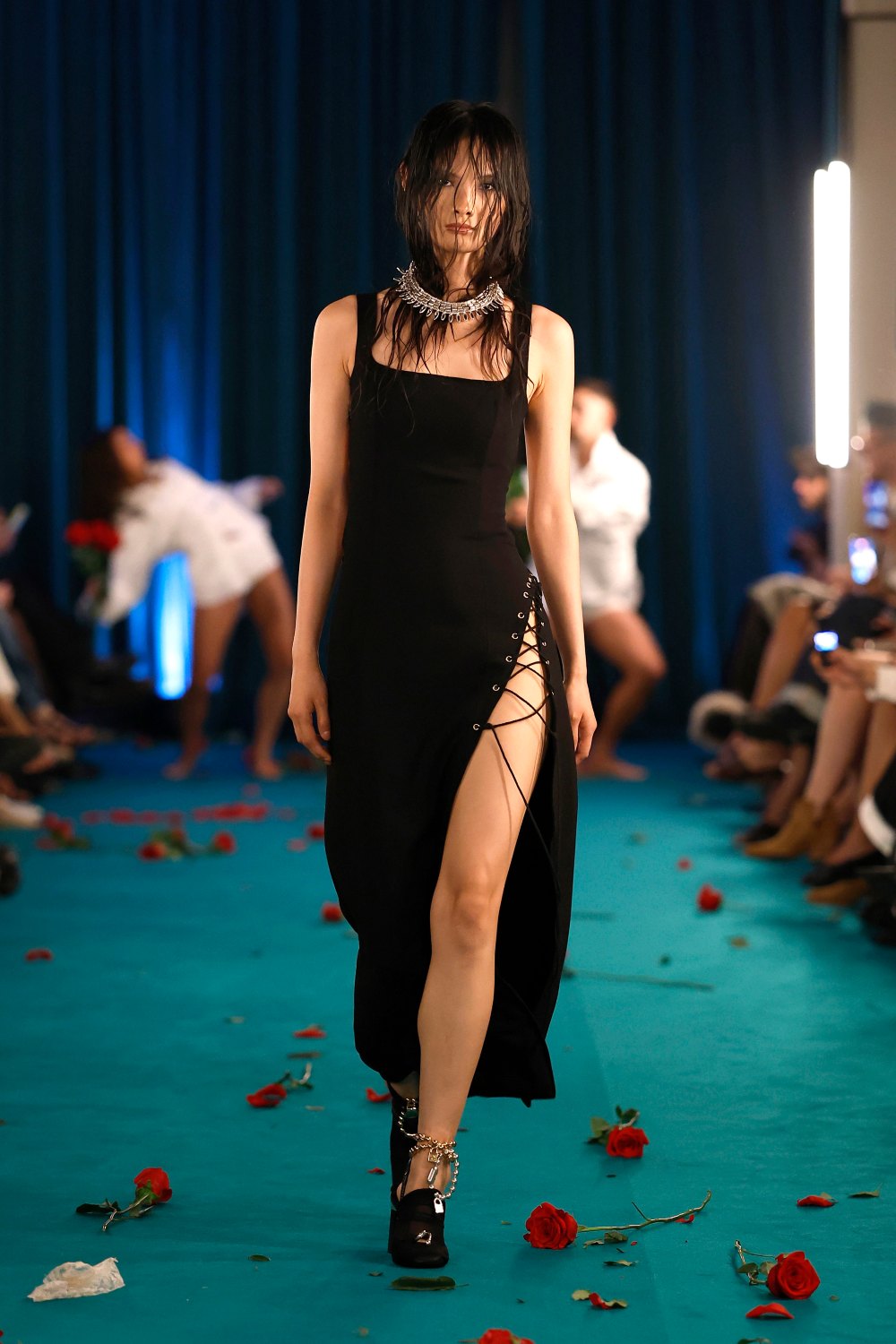 En MBFW Madrid, Calafat convierte las rosas en streetwear