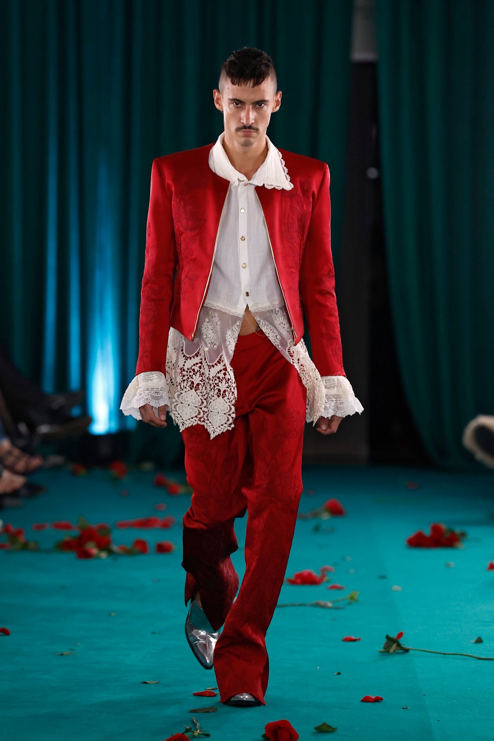 En MBFW Madrid, Calafat convierte las rosas en streetwear